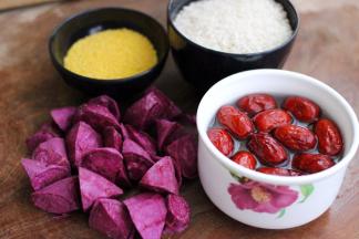 红枣提前泡发、紫薯去皮后洗净切成菱形块、大米和小米冲洗干净