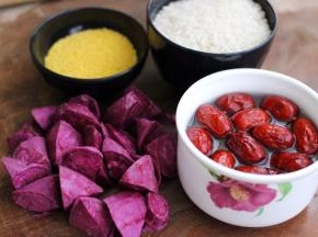 红枣提前泡发、紫薯去皮后洗净切成菱形块、大米和小米冲洗干净