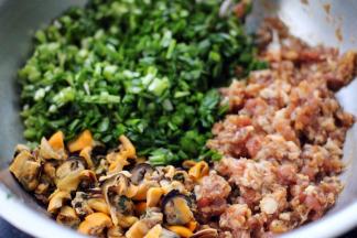 把切好的海虹和韭菜放入搅拌好的馅料中、搅拌均匀