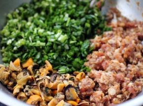 把切好的海虹和韭菜放入搅拌好的馅料中、搅拌均匀