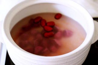 锅里加入适量清水、把洗净切成块的紫薯、大米、小米和红枣放入锅中