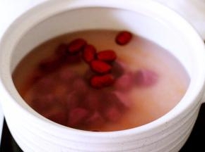 锅里加入适量清水、把洗净切成块的紫薯、大米、小米和红枣放入锅中