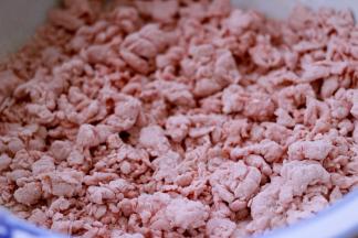 用温水一点点先用筷子搅拌成雪花状