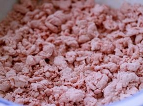 用温水一点点先用筷子搅拌成雪花状