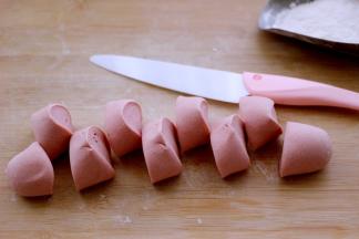 揉光滑的面团搓成长条、用刀切成大小一致的剂子