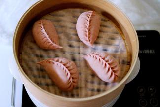 上面发上蒸笼、把包好的柳叶包子放入