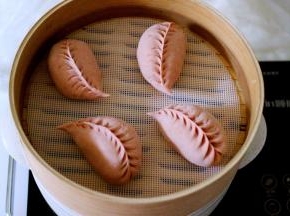 上面发上蒸笼、把包好的柳叶包子放入