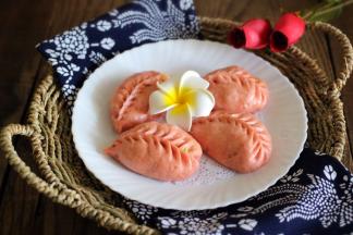 把柳叶包子放入盘子里、美美哒