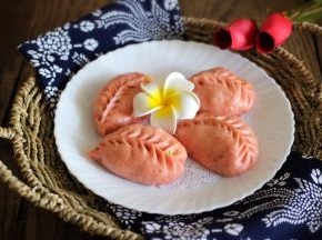 把柳叶包子放入盘子里、美美哒