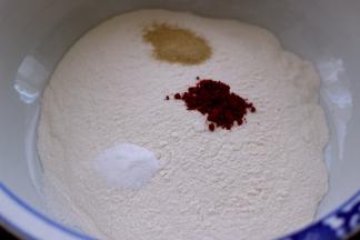 面粉里3个地方、放入酵母、红曲粉和泡打粉混合均匀