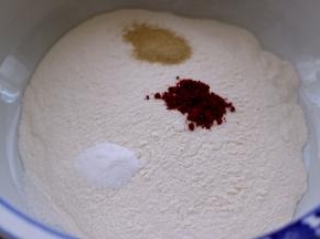 面粉里3个地方、放入酵母、红曲粉和泡打粉混合均匀