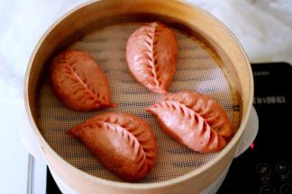 美味诱人鲜美无比的柳叶包子做好了