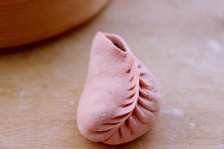 从底部开始分别从两边各捏一下、直至到头