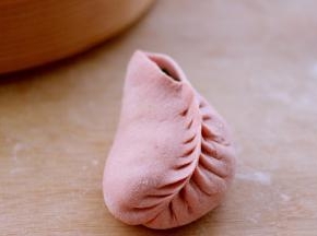 从底部开始分别从两边各捏一下、直至到头