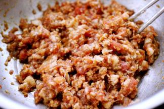 搅拌上劲的肉馅做好以后