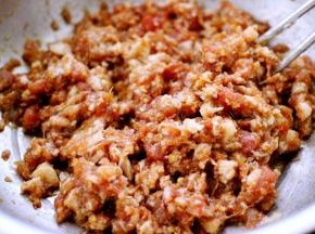 搅拌上劲的肉馅做好以后