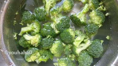 西兰花掰成小朵，用淡盐水浸泡十几分钟后洗净