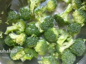 西兰花掰成小朵，用淡盐水浸泡十几分钟后洗净