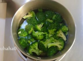 锅中水烧开，水中放一点盐和植物油，放入洗净的西兰花焯水