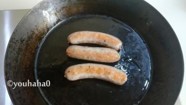 珍妮珍馐黑椒风味香肠放入平底锅中煎熟，锅中放少许的植物油