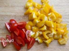 黄柿子椒、圣女果洗净切小块
