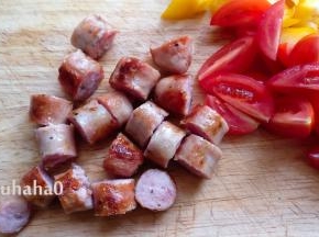 煎熟的香肠切小块