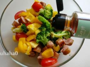 所有的材料放入调料碗中，淋入少许的柚子味沙拉汁