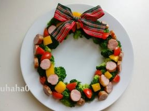 答应小朋友做的圣诞树，让小朋友一起来摆盘，用西兰花、柿子椒、圣女果、香肠摆放在盘中，摆上蝴蝶结装饰一下即可