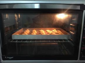 放入烤箱中层，上下火150度，烤15分钟