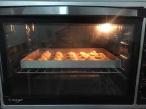 放入烤箱中层，上下火150度，烤15分钟