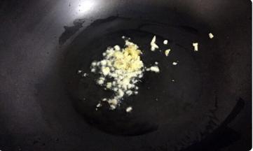 锅中放入适量油烧热后放入蒜姜末爆香