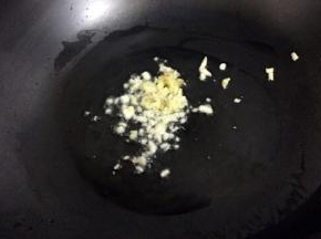 锅中放入适量油烧热后放入蒜姜末爆香
