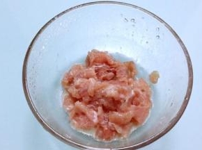 抓匀腌制半小时备用