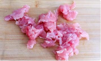 猪肉洗净切成薄片