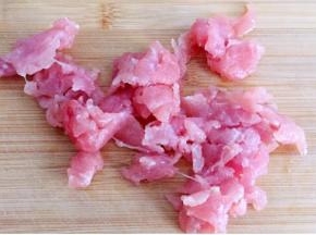 猪肉洗净切成薄片