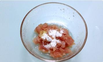 放入容器中加入鸡精、盐、料酒、淀粉、食用油