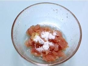放入容器中加入鸡精、盐、料酒、淀粉、食用油