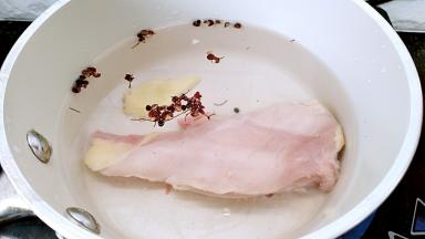 鸡胸肉用花椒粒和姜片进行戳水。