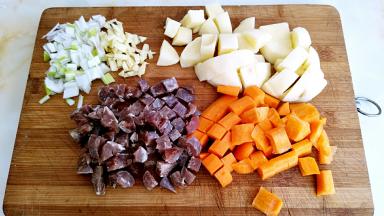 葱姜切末，胡萝卜，土豆，香肠切丁。