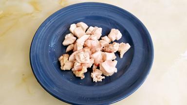 鸡胸肉清洗干净血沫，切丁。