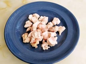鸡胸肉清洗干净血沫，切丁。