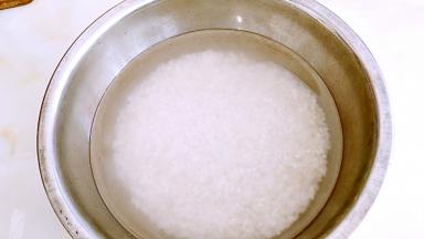 大米淘洗干净。