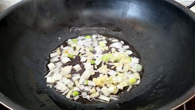 锅中放油烧热放入葱姜炝锅出味。