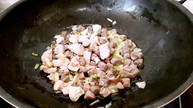 放入鸡肉丁煸炒几下。