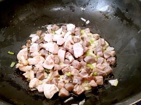 放入鸡肉丁煸炒几下。