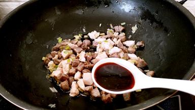 放入生抽，料酒翻炒均匀。