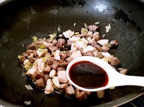 放入生抽，料酒翻炒均匀。