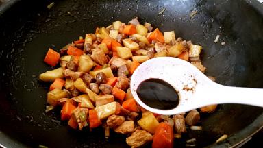 调入酱油翻炒上色。