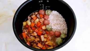 所有的食材混合放入电饭煲内胆中，放入半碗清水，水量和食材齐平，撒上盐。