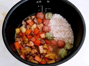 所有的食材混合放入电饭煲内胆中，放入半碗清水，水量和食材齐平，撒上盐。